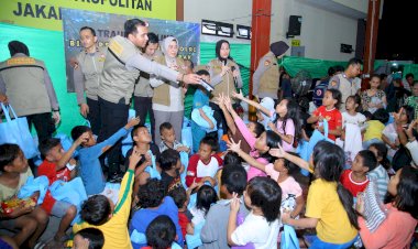 Polri-Dirikan-Dapur-Lapangan-dan-Gelar-Trauma-Healing-untuk-Korban-Kebakaran-di-Kebon-Kosong