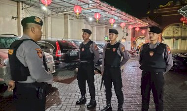 Polisi-Lakukan-Sterilisasi-Klenteng-Tjoe-Hwie-Kiong-Kota-Kediri,-Jamin-Keamanan-Perayaan-Imlek-2576-Kongzili