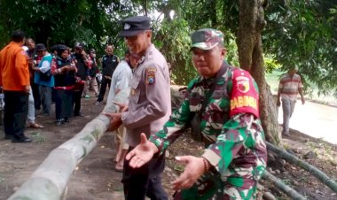 Sinergi,-Polisi-Bersama-TNI-dan-Warga-Bersihkan-Sisa-Material-Banjir-di-Probolinggo