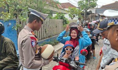 Polres-Kediri-Kota-Beri-Hadiah-Helm-SNI-untuk-Pengendara-Roda-Dua-di-Ops-Keselamatan-Semeru-2025