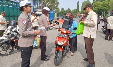 Operasi-Keselamatan-Semeru-2025-Polres-Madiun-Beri-Helm-dan-Souvenir-bagi-Pengendara-Tertib