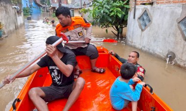 TNI-Polri-Bantu-Evakuasi-Korban-Banjir-1,5-Meter-yang-Mau-Cuci-Darah