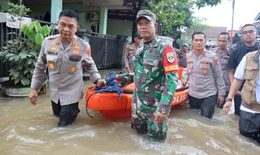 Polri-Turun-Evakuasi-Bantu-Warga-Korban-Banjir-di-Bekasi-dan-Depok
