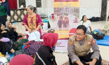 Biro-Psikologi-SSDM-Polri-Beri-Dukungan-Psikososial-Bagi-Korban-Banjir-Jakarta