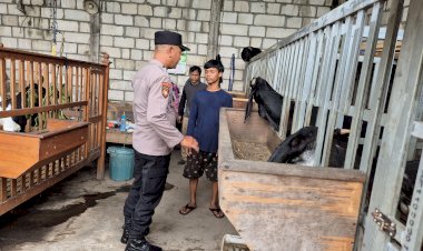 Bhabinkamtibmas-Desa-Ngelom-Sambangi-Peternakan-Kambing-Warga-untuk-Dukung-Ketahanan-Pangan