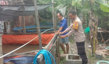 Polsek-Sedati-Sambangi-Warga-Pranti-Manfaatkan-Lahan-untuk-Budidaya-Lele