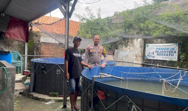 Polresta-Sidoarjo-|-Bhabinkamtibmas-Kedung-Rejo-Apresiasi-Inovasi-Budidaya-Lele-Bioflok-Warganya