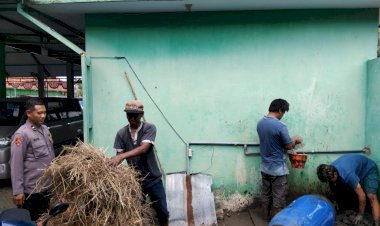 Dukung-Ketahanan-Pangan,-Bhabinkamtibmas-Krembung-Sambangi-Peternak-Belut