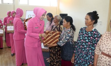 Polres-Magetan-Sambut-Hari-Bhayangkara-ke--79-Berbagi-Sembako-di-Wihara-Vimalakirti-Genilangit-Poncol