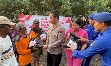 Jelang-Hari-Bhayangkara,-Polres-Situbondo-Tanam-Mangrove-dan-Bagi-Bansos-untuk-Warga-Pesisir