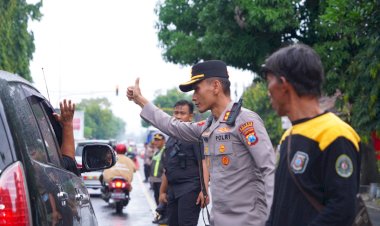 Suran-Agung-:-Ratusan-Polisi-Kawal-Ketat-2.400-Warga-PSHWTM-dari-Ponorogo-ke-Madiun