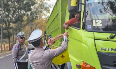 Polantas-Berbagi-Nasi-Kotak-untuk-Pengendara-Terjebak-Macet-di-Hutan-Baluran,-Sopir-Truk-:-Polisi-Situbondo-Luar-Biasa