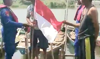 Satuan-Polairud-Polresta-Sidoarjo-Gelar-Patroli-Keamanan-dan-Bagikan-Bendera-Merah-Putih-di-Dermaga-Tlocor