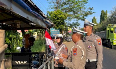Ribuan-Bendera-Merah-Putih-Dibagikan-oleh-Polres-Probolinggo-untuk-Warga,-Bangkitkan-Semangat-Kemerdekaan-RI-ke---80