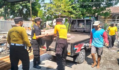 Sinergitas-TNI-Polri,-Turun-Bareng-Renovasi-Rumah-Warga-di-Sedenganmijen-Krian