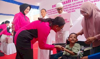 Ketua-Umum-Bhayangkari-Salurkan-5.000-Paket-Bansos,-Gelar-Bakti-Kesehatan-dan-Religi-di-NTT