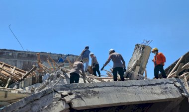 Tim-SAR-Brimob-Polda-Jatim-Sisir-Puing-Bangunan-Roboh-di-Ponpes-Al-Khoziny