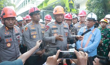 Kapolda-Jatim-Tinjau-Evakuasi-Korban-Robohnya-Bangunan-Ponpes-Al-Khoziny-di-Sidoarjo