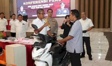Polda-Jatim-Kembalikan-Motor-kepada-Pemiliknya-Usai-Ditemukan-Saat-Operasi-Sikat-Semeru-2025