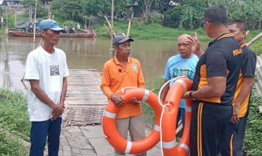 Antisipasi-Cuaca-Ekstrem,-Kapolsek-Balongbendo-Cek-Keamanan-Penyeberangan-Tambangan-Perahu