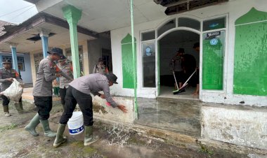 Polisi-Bersihkan-Tempat-Ibadah-dan-Rumah-Warga-Terdampak-Abu-Vulkanik-Semeru
