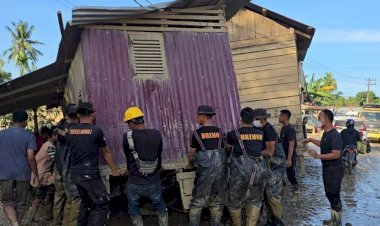 Bahu-Membahu,-Brimob-Pindahkan-Rumah-Terseret-Banjir-yang-Melintang-di-Jalan-Nasional-Tamiang–Langsa