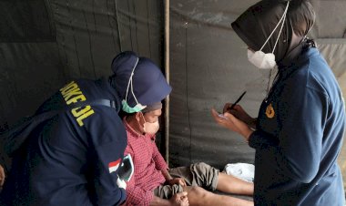 Nakes-Polri-Berikan-Layanan-Kesehatan-Gratis-bagi-Korban-Banjir-di-Aceh-Tamiang