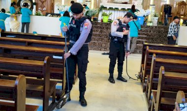 Amankan-Misa-Natal,-Polisi-Sterilisasi-Gereja-Sidoarjo