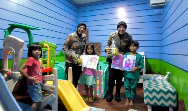 Amankan-Libur-Nataru-dan-Sapa-Humanis-Polwan-Sidoarjo-ke-Penumpang-Bus-di-Terminal-Purabaya