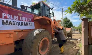 Kapolri-Bantu-Alat-Berat-untuk-Percepat-Pemulihan-Jalan-Fasilitas-Umum-dan-Rumah-Warga-Pasca-banjir-di-Kab-Pidie