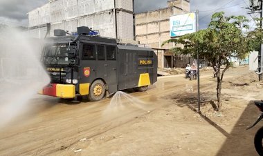 Water-Cannon-Disemprotkan-di-Jalan-Lintas-Aceh-Selatan-Polri-Minimalisir-Debu-Pasca-Banjir