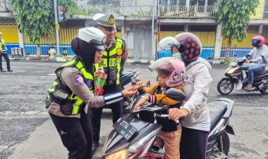 Hari-Kesepuluh-Operasi-Keselamatan-Semeru-Polres-Lumajang-Beri-Hadiah-Pengendara-Tertib