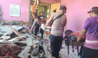 Gotong-Royong,-Kapolsek-Gedangan-Pimpin-Kerja-Bakti-Bersihkan-Rumah-Warga