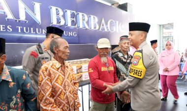 Ramadhan-Berbagi-:-Polres-Tulungagung-Salurkan-Bantuan-Sembako-Untuk-Penggali-Kubur-dan-Bilal-Jenazah