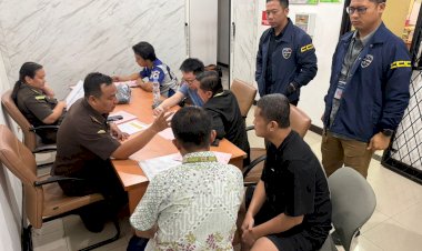 Tahap-II-Kasus-Judi-Online-Dilaksanakan,-Bareskrim-Polri-Serahkan-5-Tersangka-dan-Barang-Bukti-Rp55-Miliar-ke-Jaksa