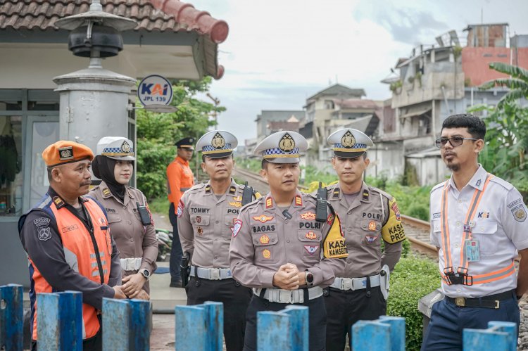 Operasi Keselamatan Semeru 2025 Polres Jember Pasang Banner Peringatan di Perlintasan KA