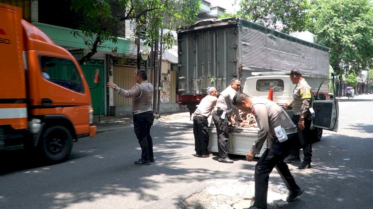 Cegah Laka Lantas, Polisi Tambal Jalan Berlubang di Pasuruan yang Tak Kunjung Diperbaiki