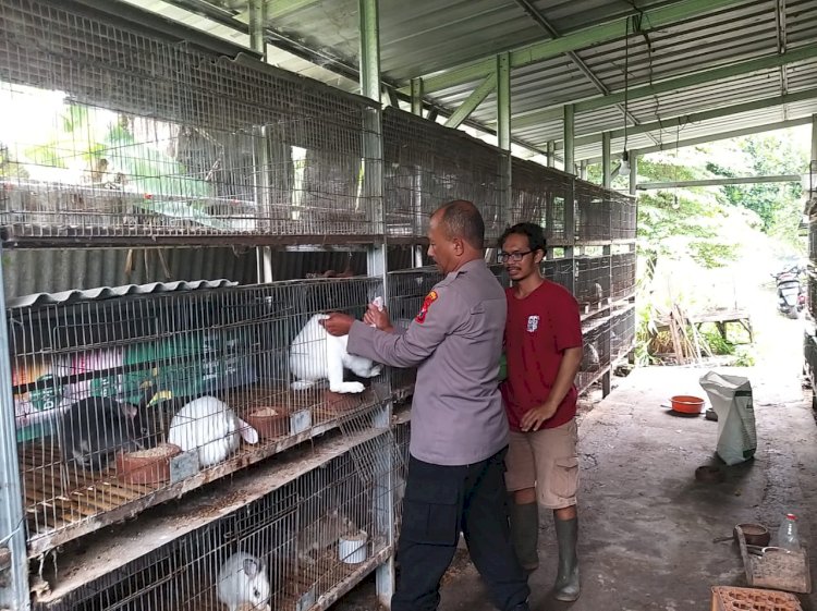 POLRESTA SIDOARJO | Kanit Binmas Polsek Taman Edukasi Perawatan Hewan Ternak Guna Sukseskan Ketahanan Pangan