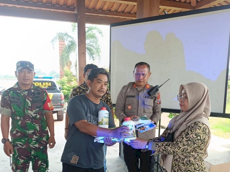 Tiga Pilar Wonoayu Serahkan Bibit Jagung ke Petani