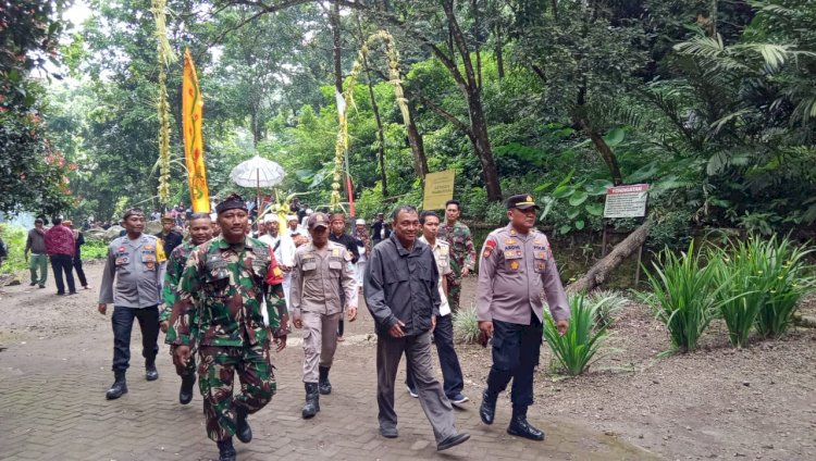 Polres Probolinggo Kawal Kegiatan Adat Mendak Tirta di Air Terjun Madakaripura Jelang Yadnya Kasada