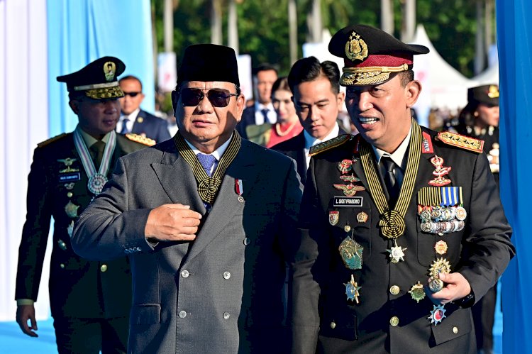 Kapolri dan Presiden Kenakan Tanda Kehormatan Bintang Bhayangkara Utama Saat Pimpin Upacara HUT Bhayangkara ke-79