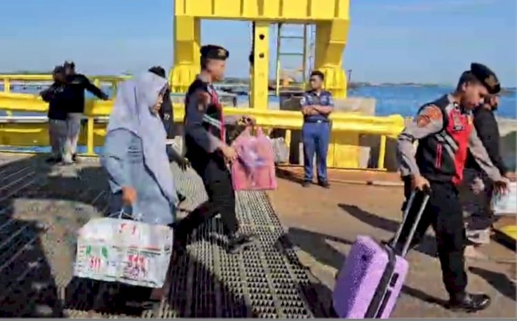 Polri Untuk Masyarakat : Polres Situbondo Patroli di Pelabuhan Jangkar Bantu Penumpang Kapal