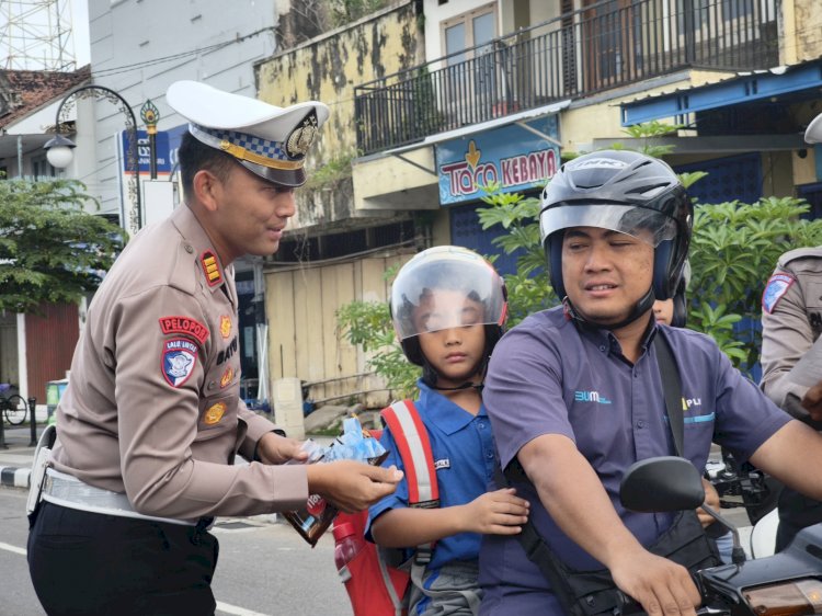 Polres Ponorogo Sampaikan Pesan dan Cinderamata kepada Pengendara di Penghujung Operasi Patuh Semeru 2025