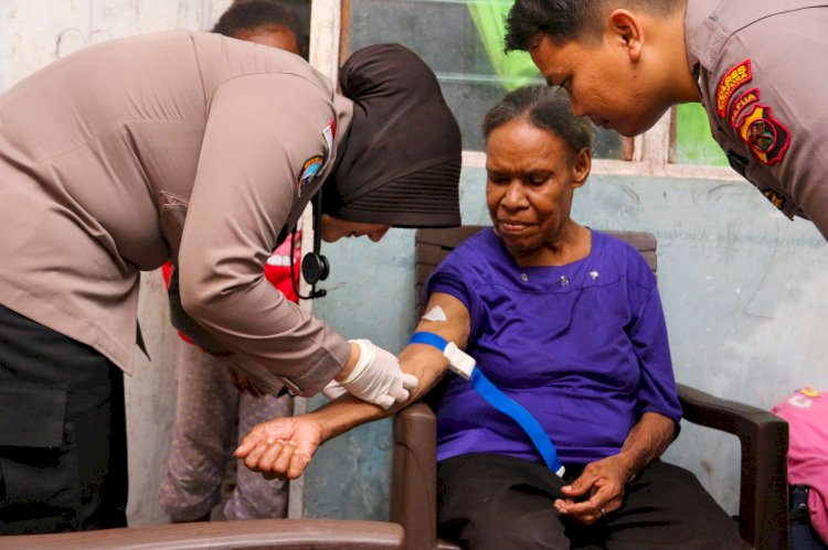 Satgas Ops Damai Cartenz Laksanakan Home Visit untuk Lansia di Sarmi
