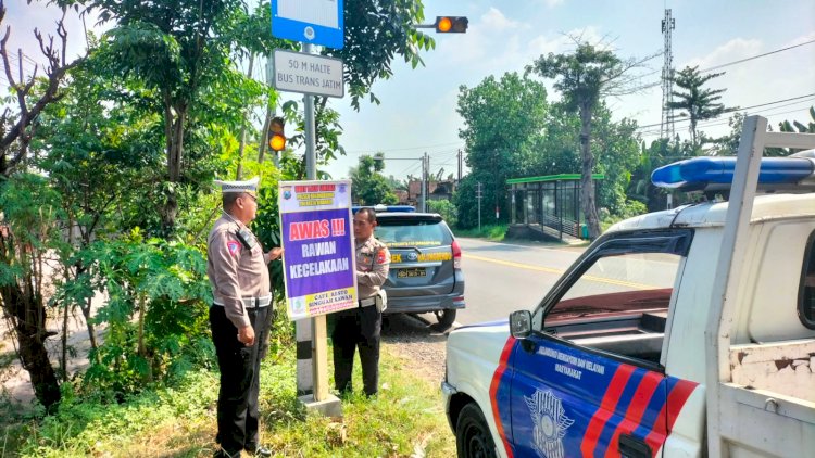 Unit Lantas Polsek Balongbendo Pasang Himbauan di Jalur Rawan Kecelakaan