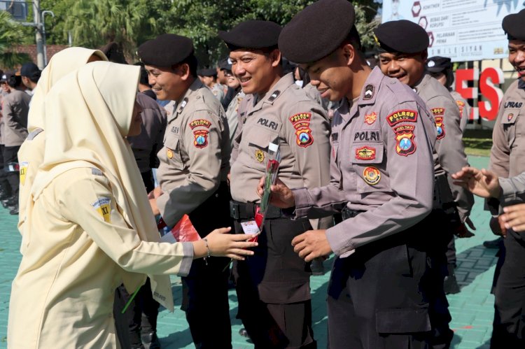 Bunga dan Jeruk Simbol Kepedulian Masyarakat untuk Polres Batu