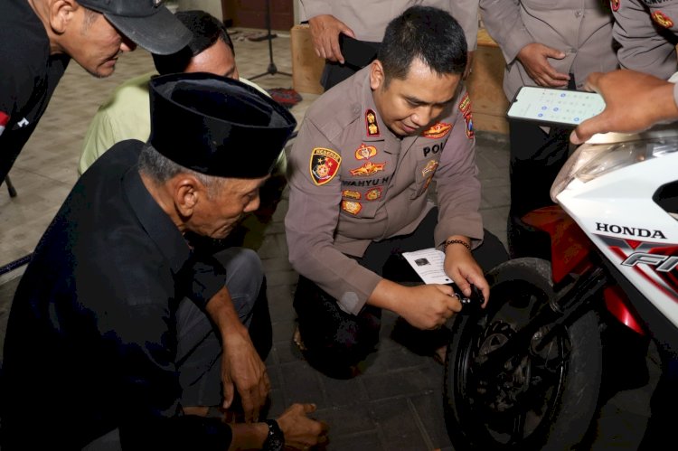 Cangkruakan Kamtibmas Polres Pelabuhan Tanjungperak Beri 200 Kunci Ganda Motor ke Warga