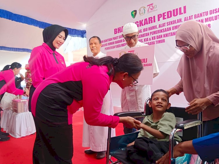 Ketua Umum Bhayangkari Salurkan 5.000 Paket Bansos, Gelar Bakti Kesehatan dan Religi di NTT