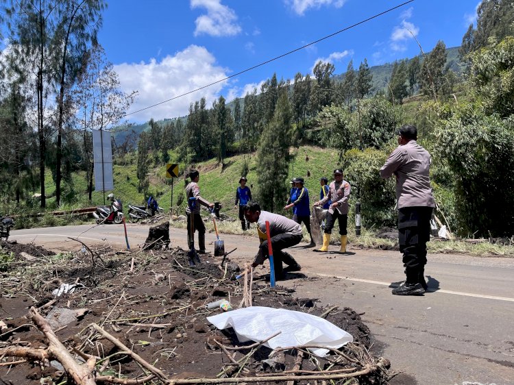 Aksi Cepat Tanggap Polres Probolinggo Tangani Tanah Longsor di Jalur Bromo