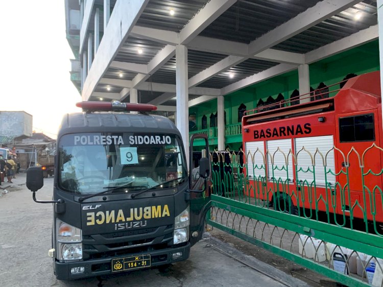 Ambulan Poliklinik Polresta Sidoarjo Turut Bawa Korban Meninggal Dunia dari Ponpes Buduran